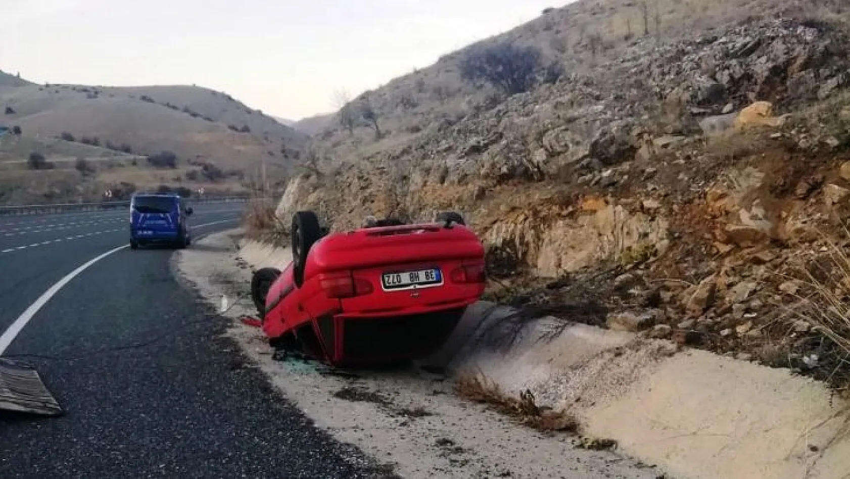 Otomobil devrildi, 3 kişi yaralandı