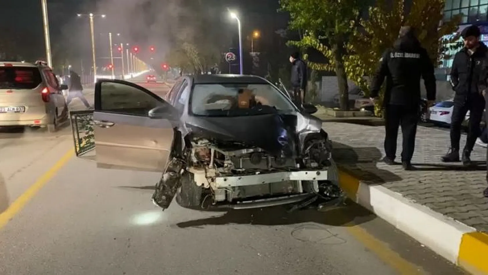 Otomobil karşı şeride uçtu