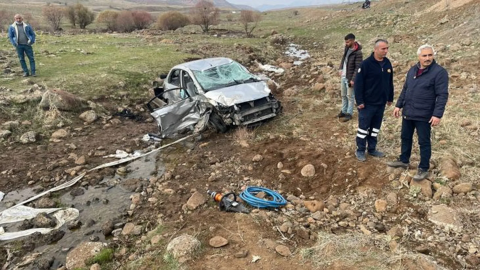 Otomobil şarampole yuvarlandı, yaralılar var...