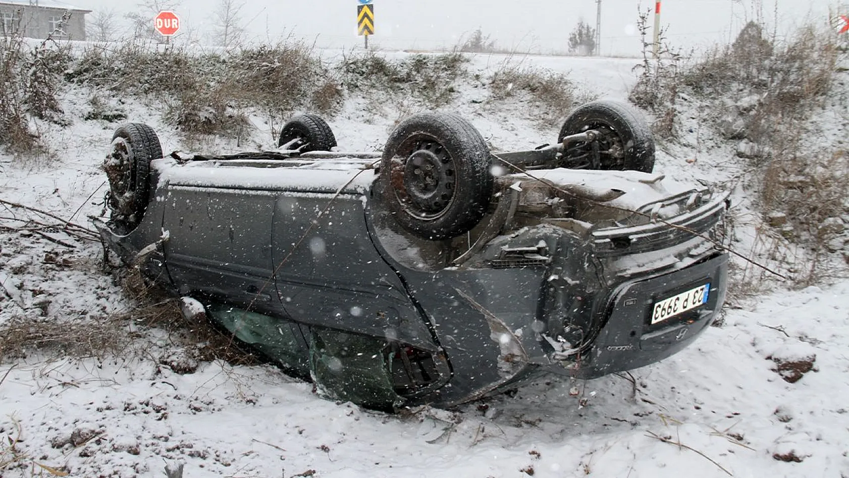 Otomobil şarampole yuvarlandı! Yaralılar var