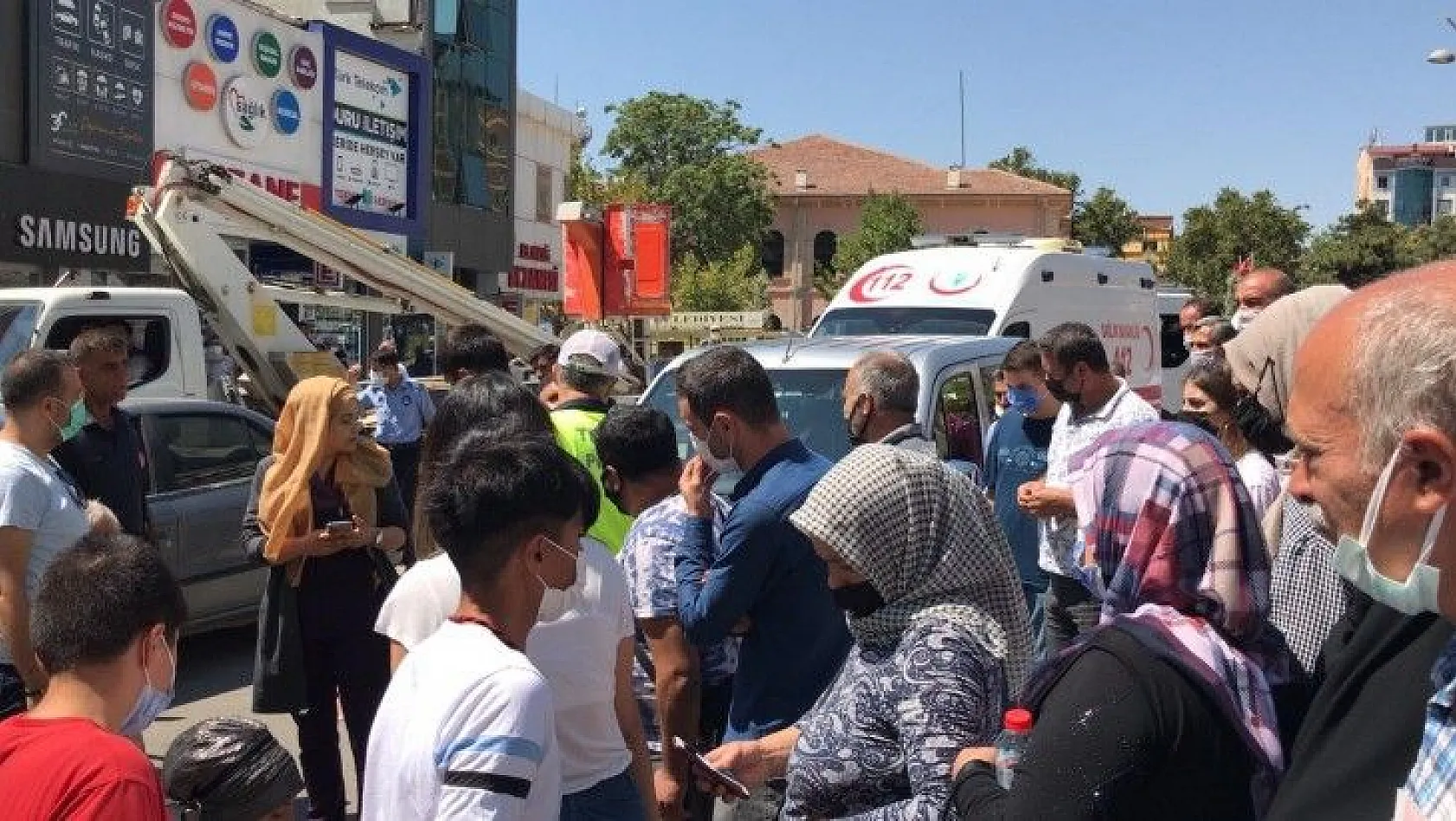Otomobil yolun karşısına geçen 2 kişiye çarptı