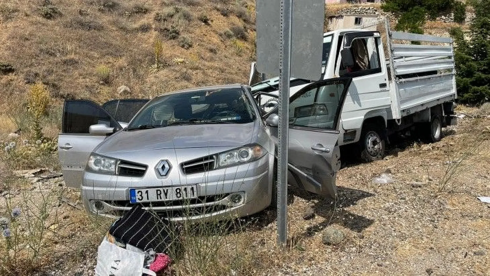 Pikap ile otomobil çarpıştı! Çok sayıda yaralı var