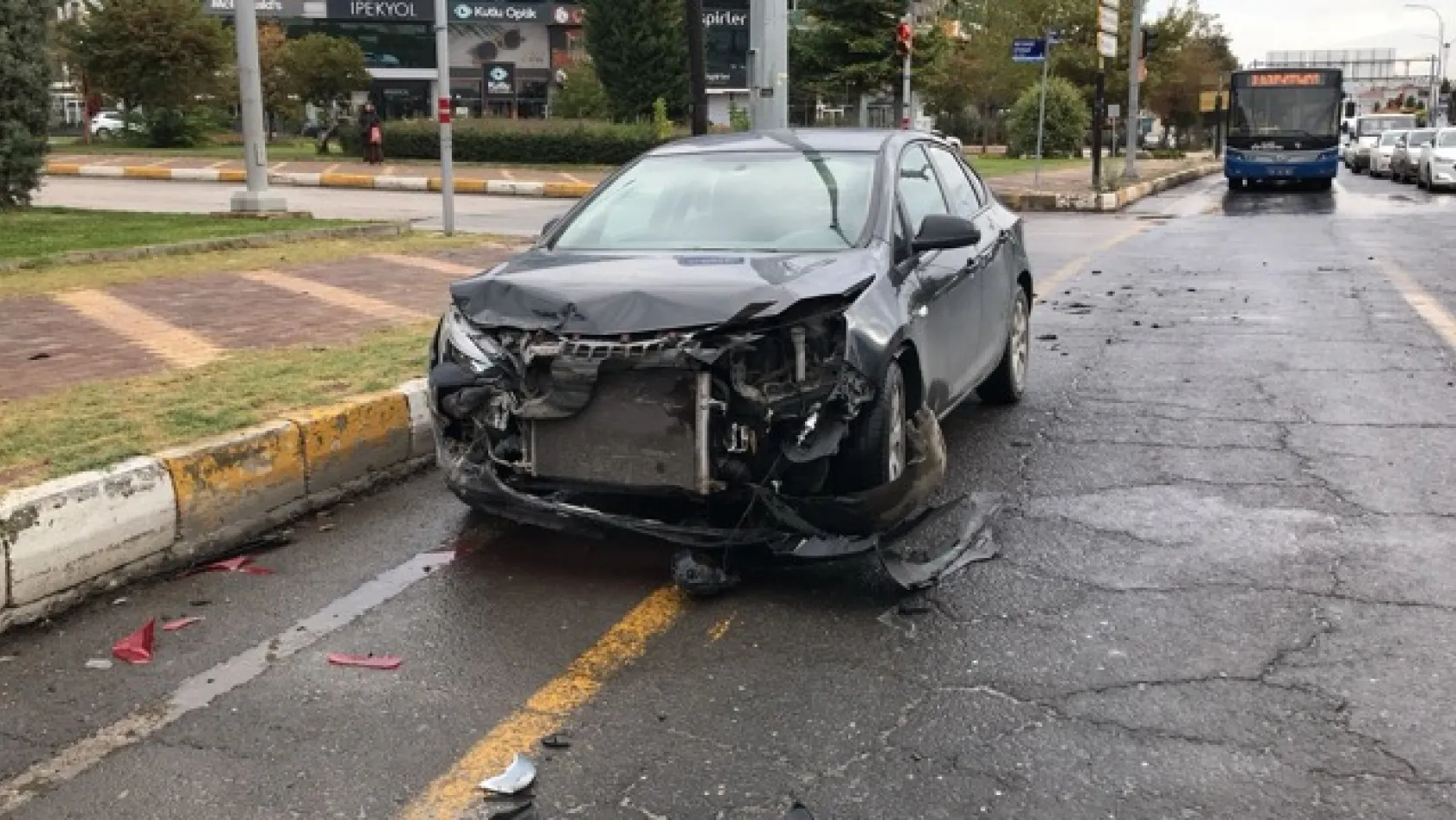 Polis aracı ile otomobil çarpıştı