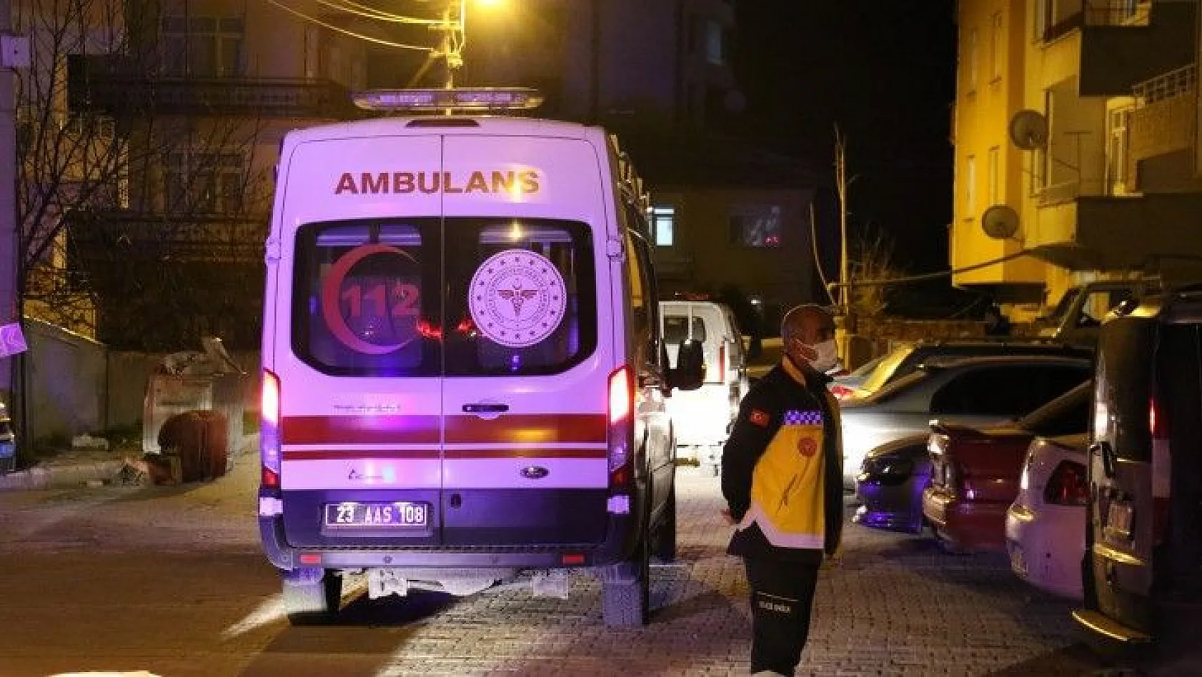 Polis ve itfaiye ekibinin müdahalesi genç kızı kurtardı