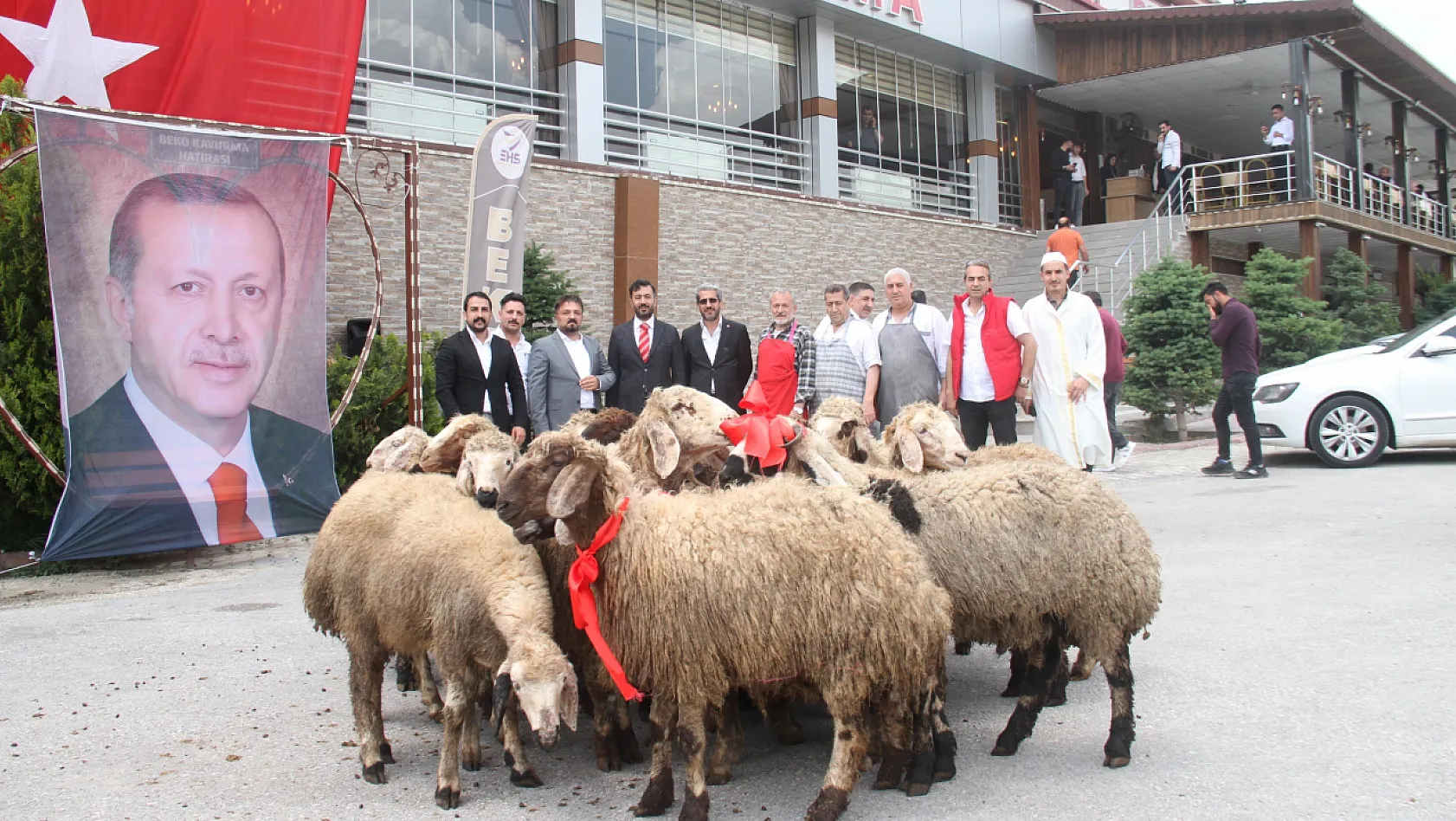 Seçim sonuçlarını kurban keserek kutladı