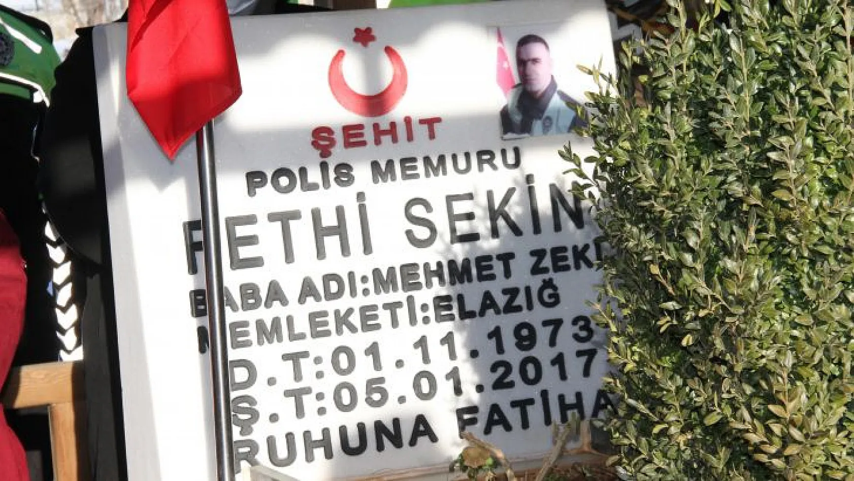 Şehit polis Fethi Sekin, kabri başında anıldı