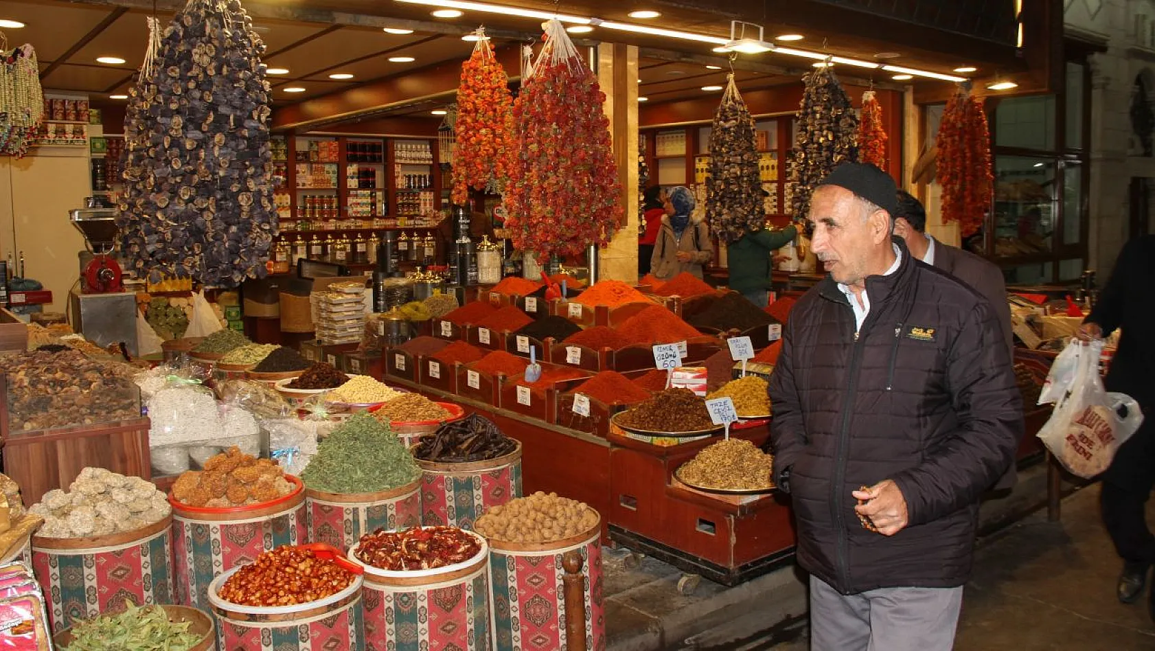 Tarihi kapalı çarşıda ramazan bereketi