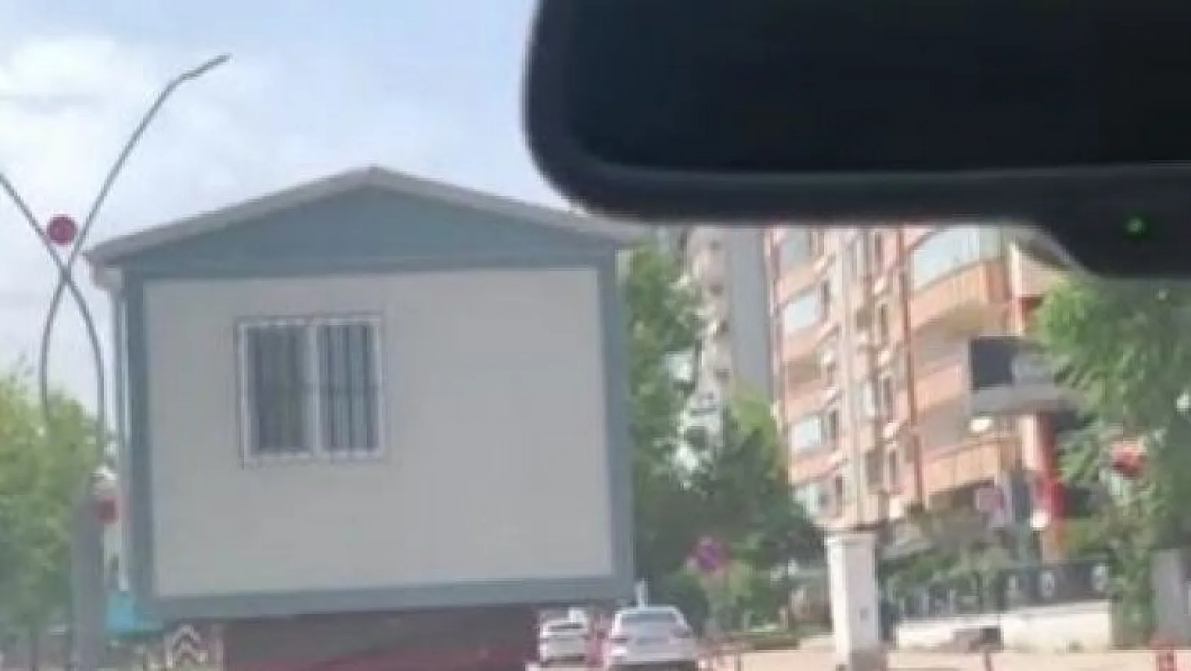 Taşınan prefabrik ev trafiği tehlikeye düşürdü