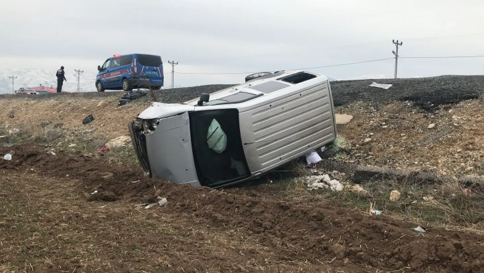 Ticari araç şarampole yuvarlandı, yaralılar var...