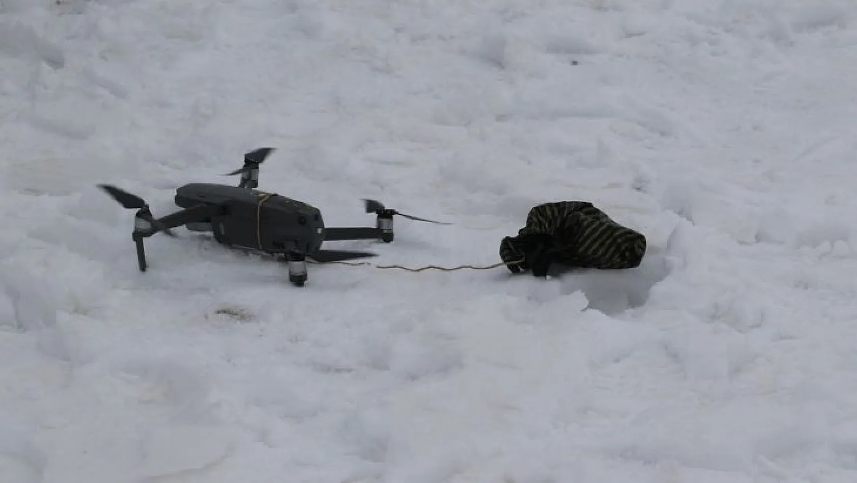 Tipi yolları kapattı, jandarma hastaya ilacını drone ile ulaştırdı