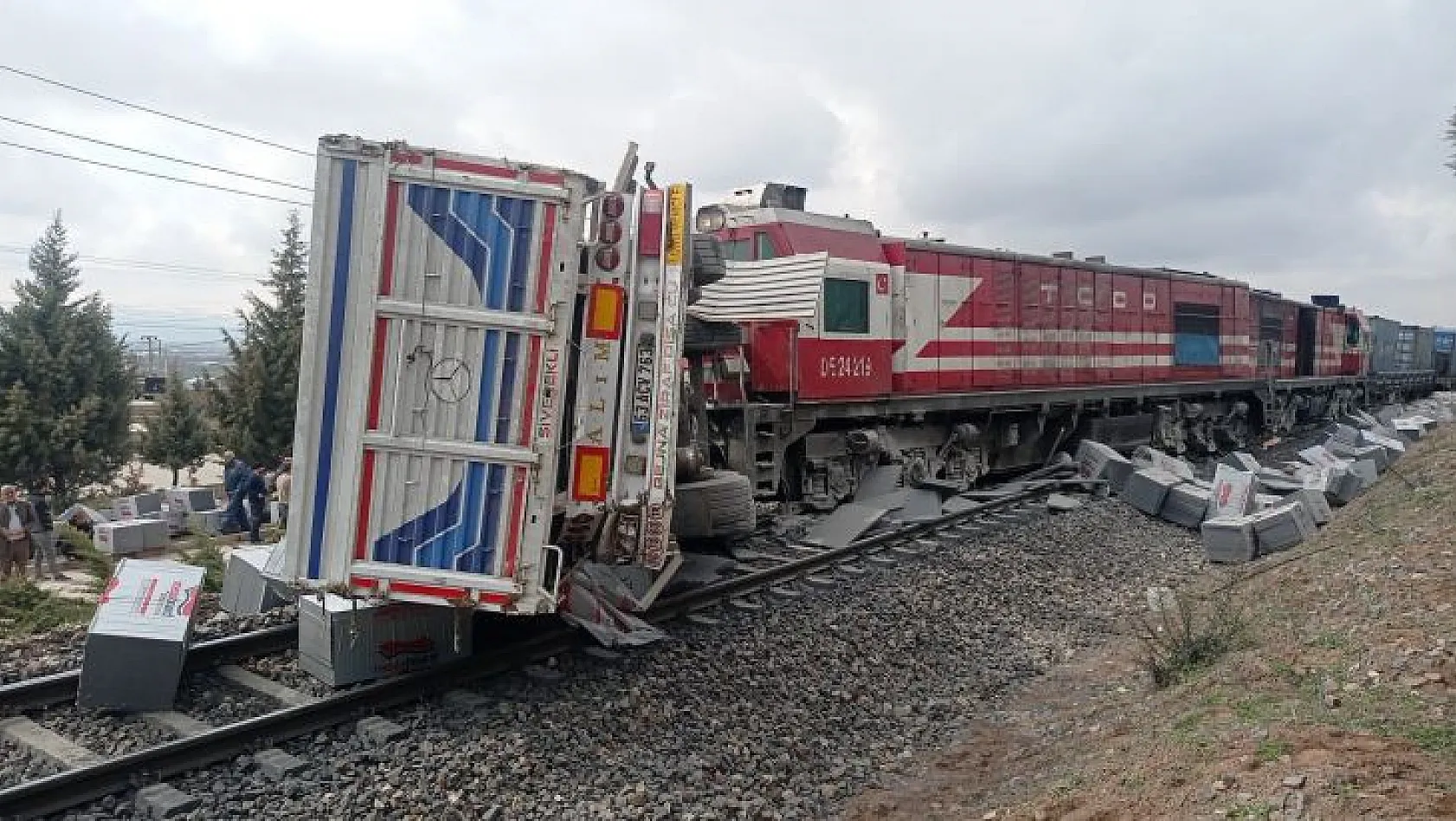 Tren kazasında mucize kurtuluş!