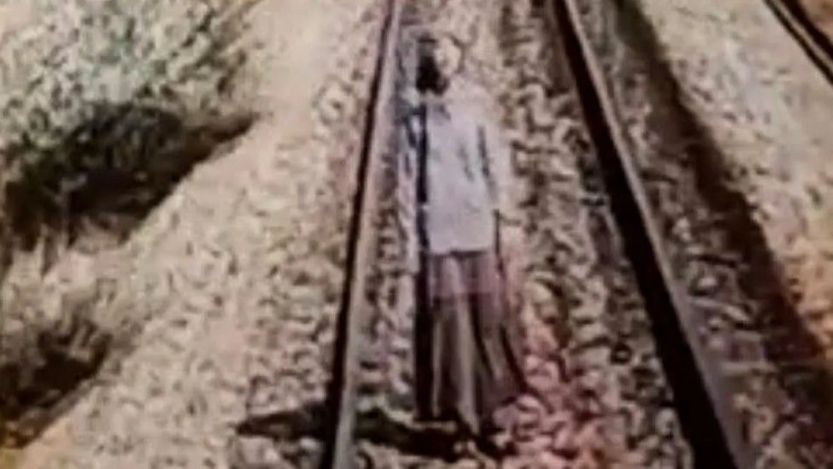 Tren rayında hareketsiz duran kadın hayatını kaybetti