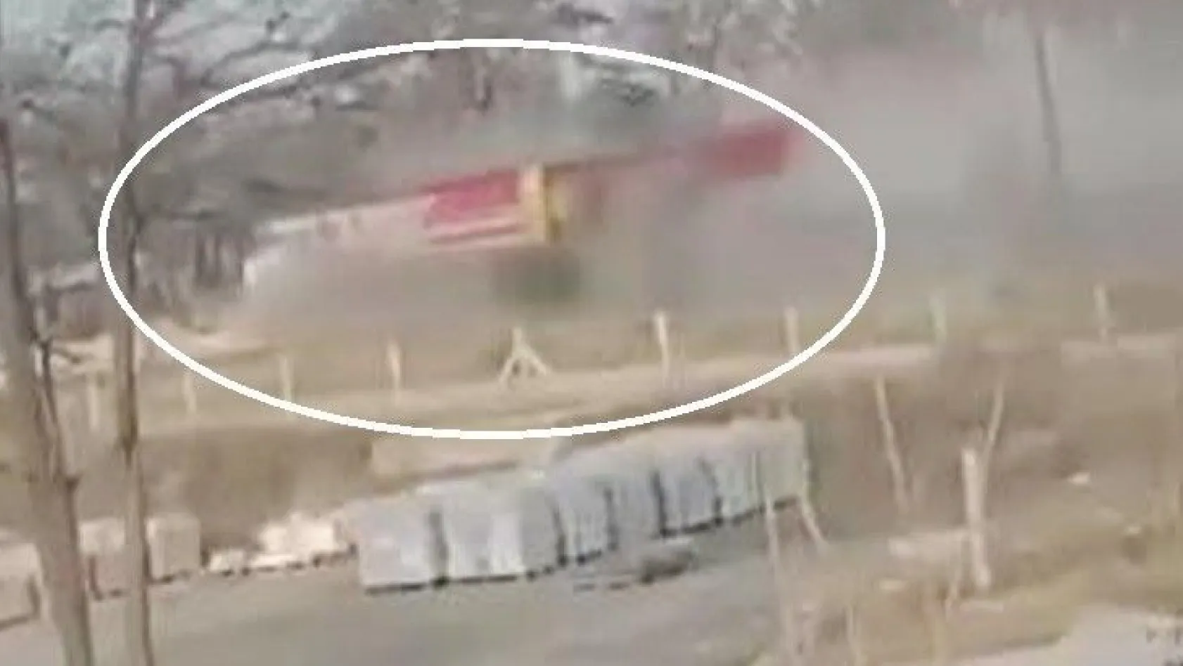 Trenin tıra çarptığı kaza kamerada