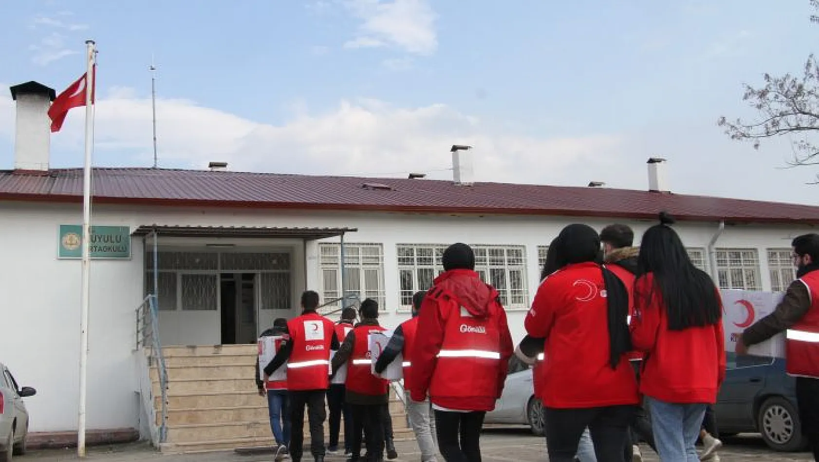 Türk Kızılayı'ndan 10 bin öğrenciye atkı bere takımı