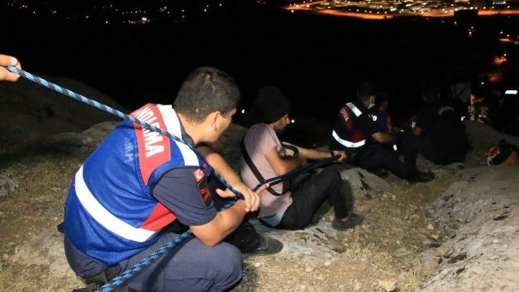 Uçurumun kenarında mahsur kalan kadın kurtarıldı