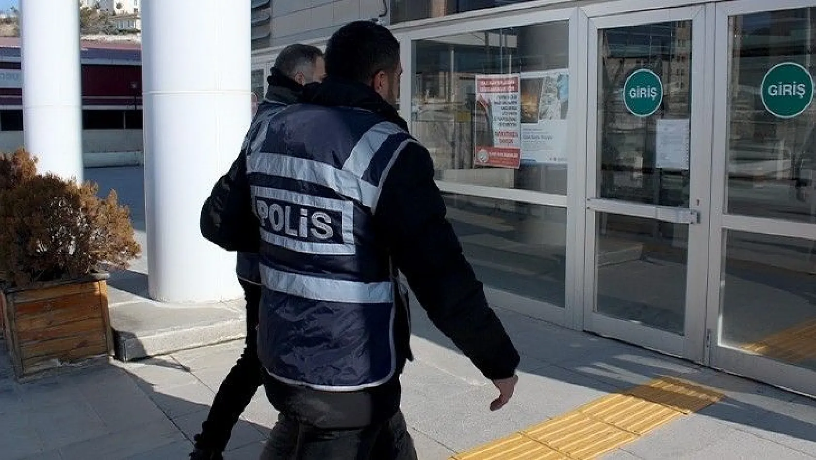 Üvey ağabeyini tüfekle vurarak öldüren şahıs tutuklandı