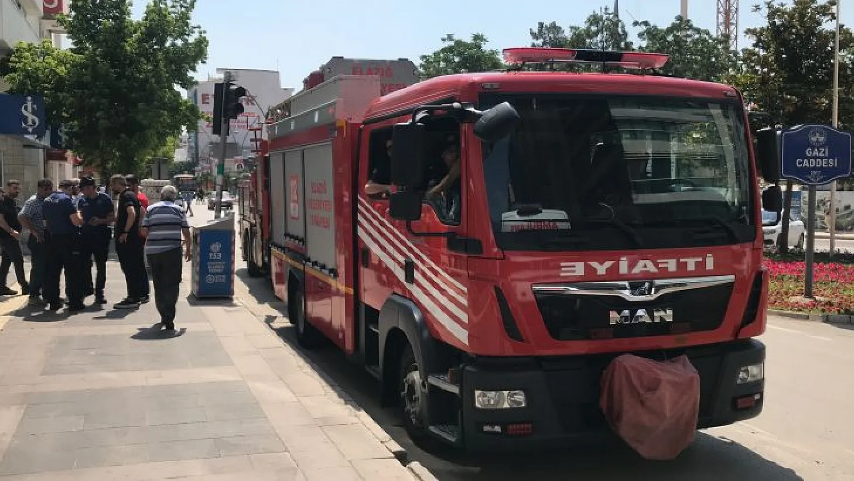 Üzerine benzin döküp kendini yakmaya kalkıştı