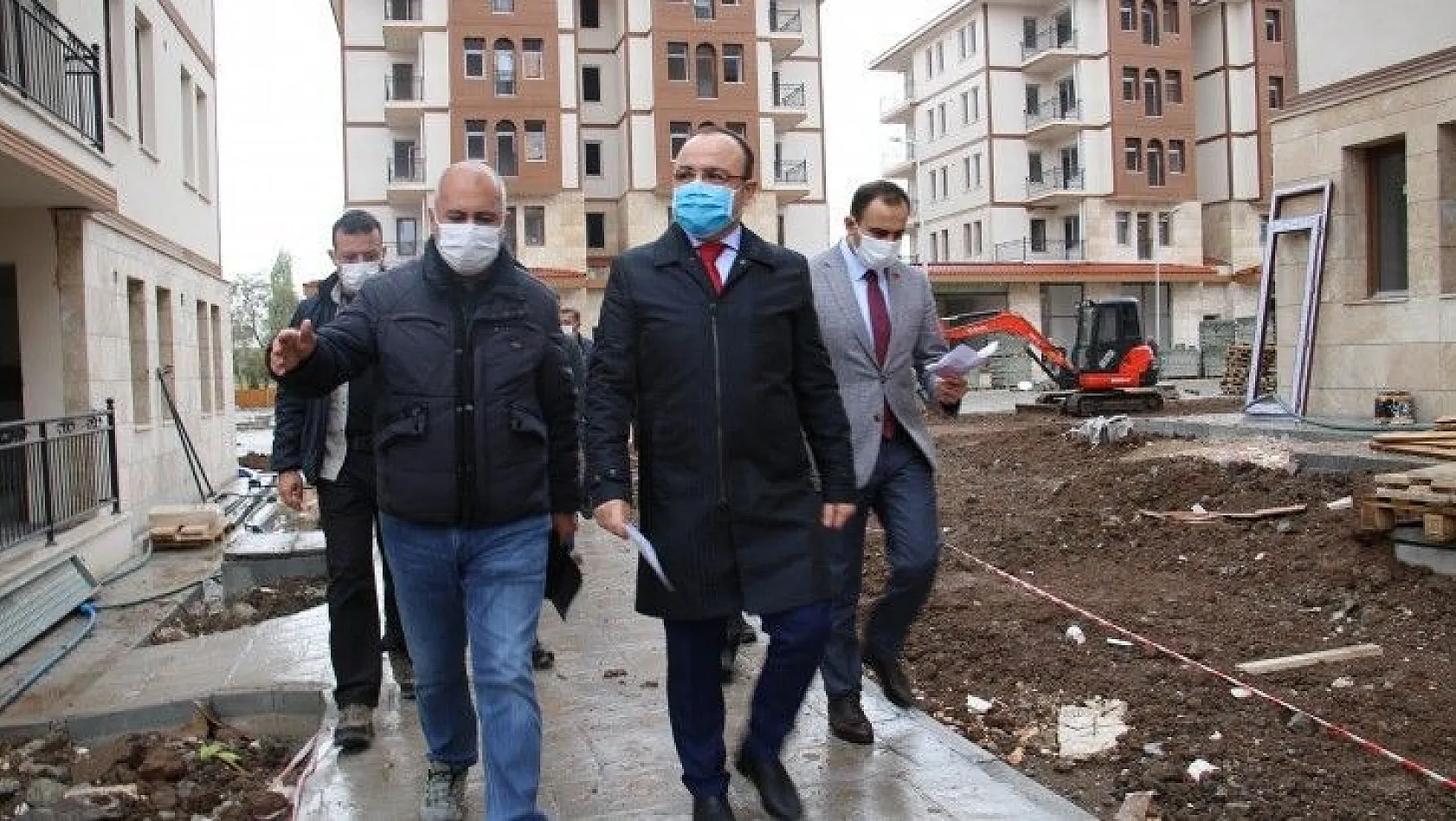 Vali Erkaya Yırık,deprem konutlarını inceledi