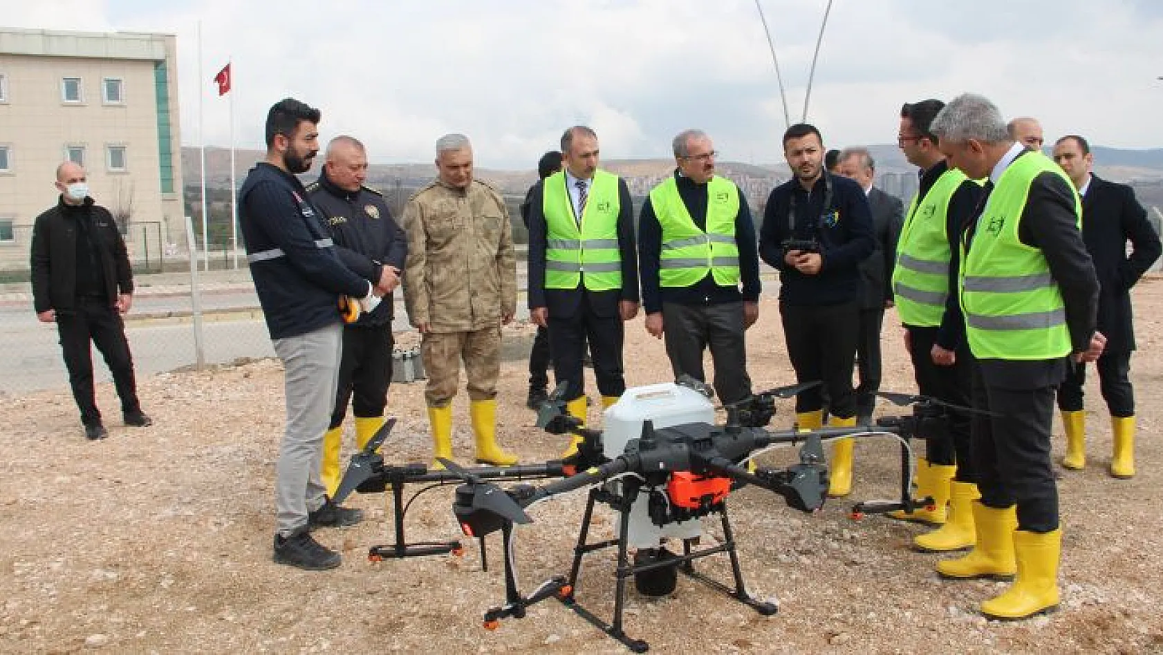 Vali Ömer Toraman, lavanta bahçesini dron ile ilaçladı