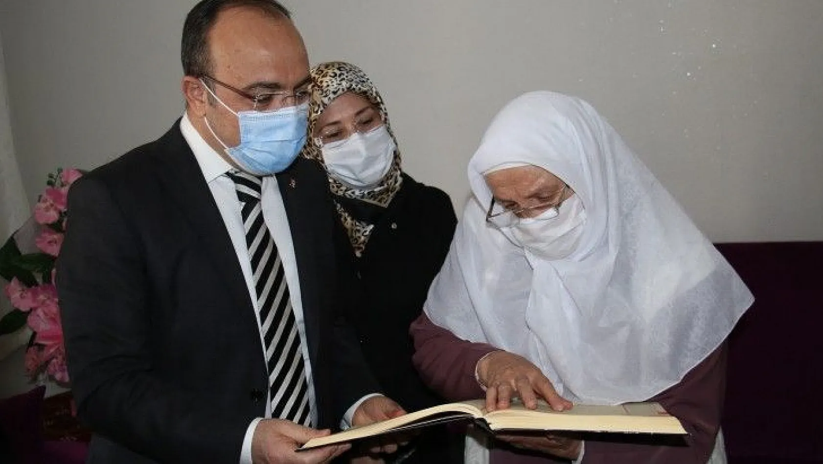 Vali Yırık'tan Halime Nineye anlamlı hediye