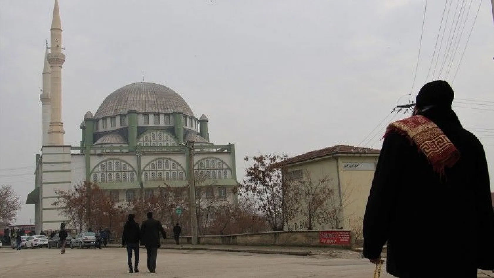 Vatandaşlar Cuma namazı için dışarı çıktı