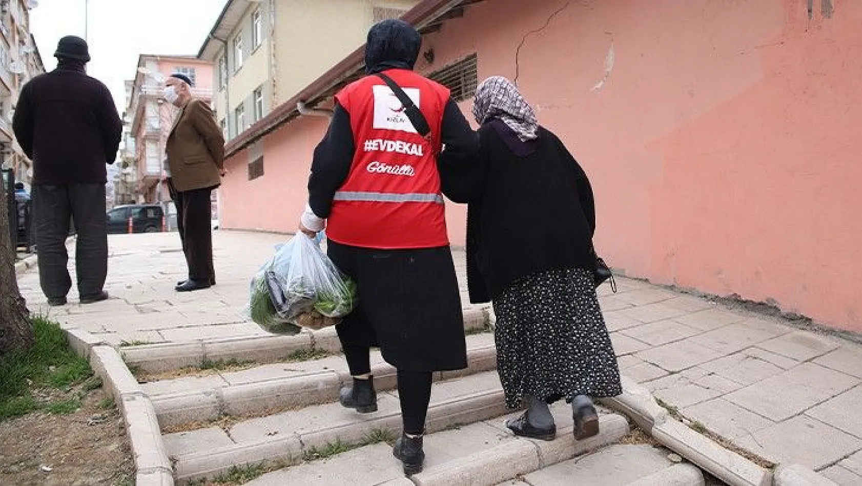Vefalı gençler, pazara gitti yaşlılara yardım etti