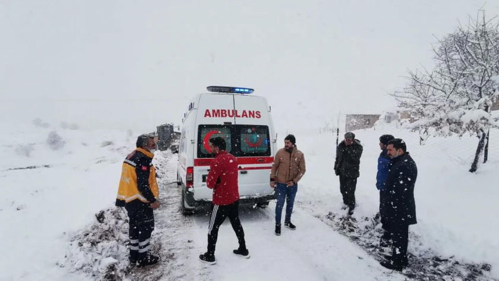 Yaşlı hasta mahsur kaldı, sağlık ekipleri yardım etti