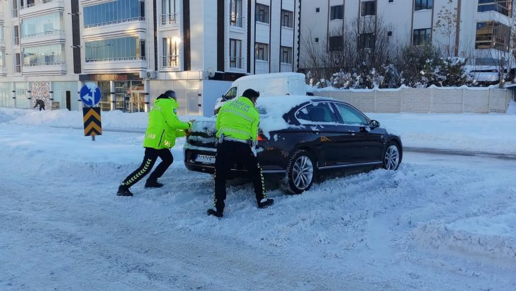 Yolda kalan vatandaşların yardımına trafik polisi koştu