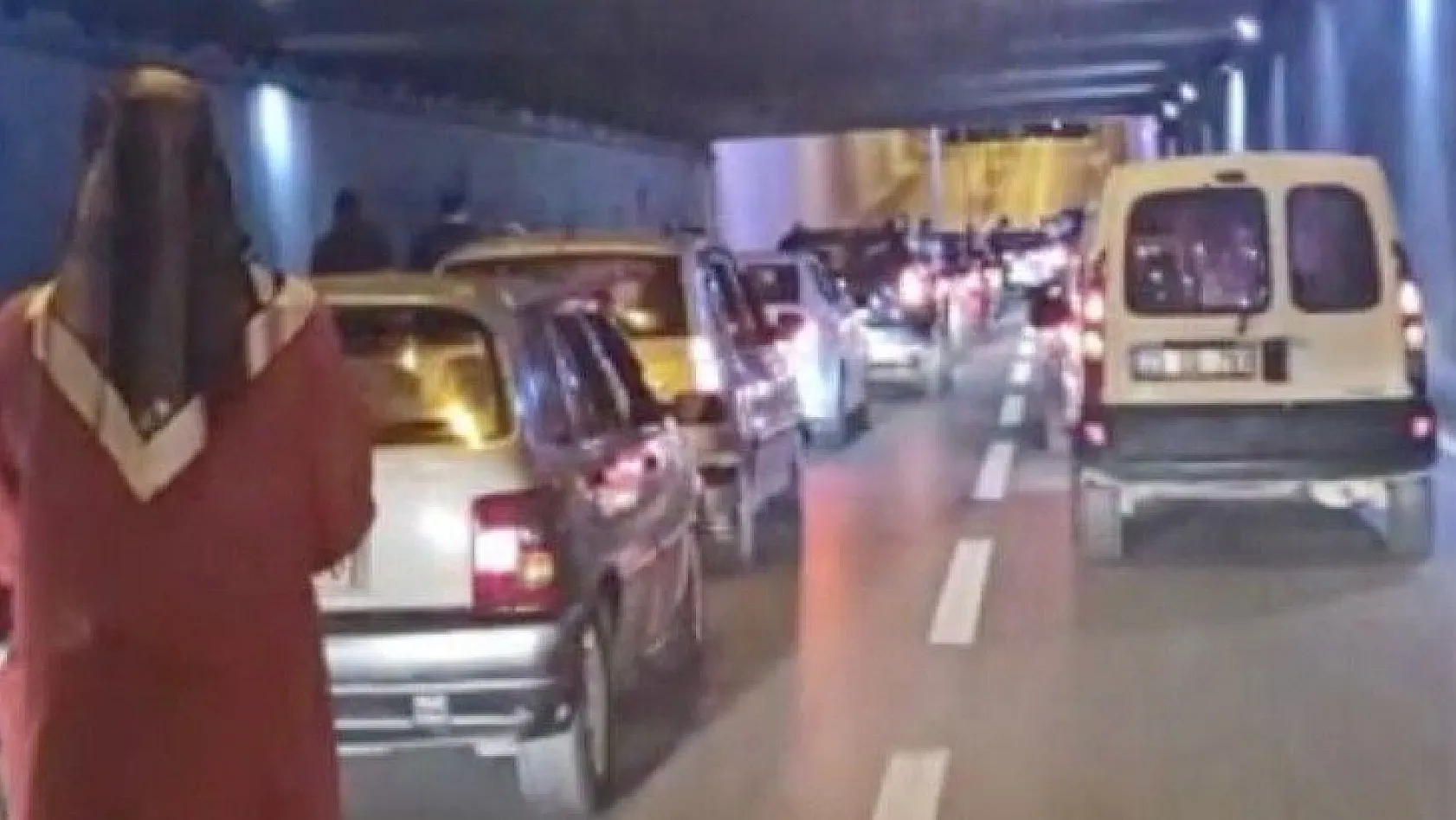 Yolu kapatıp oynamaya başladılar