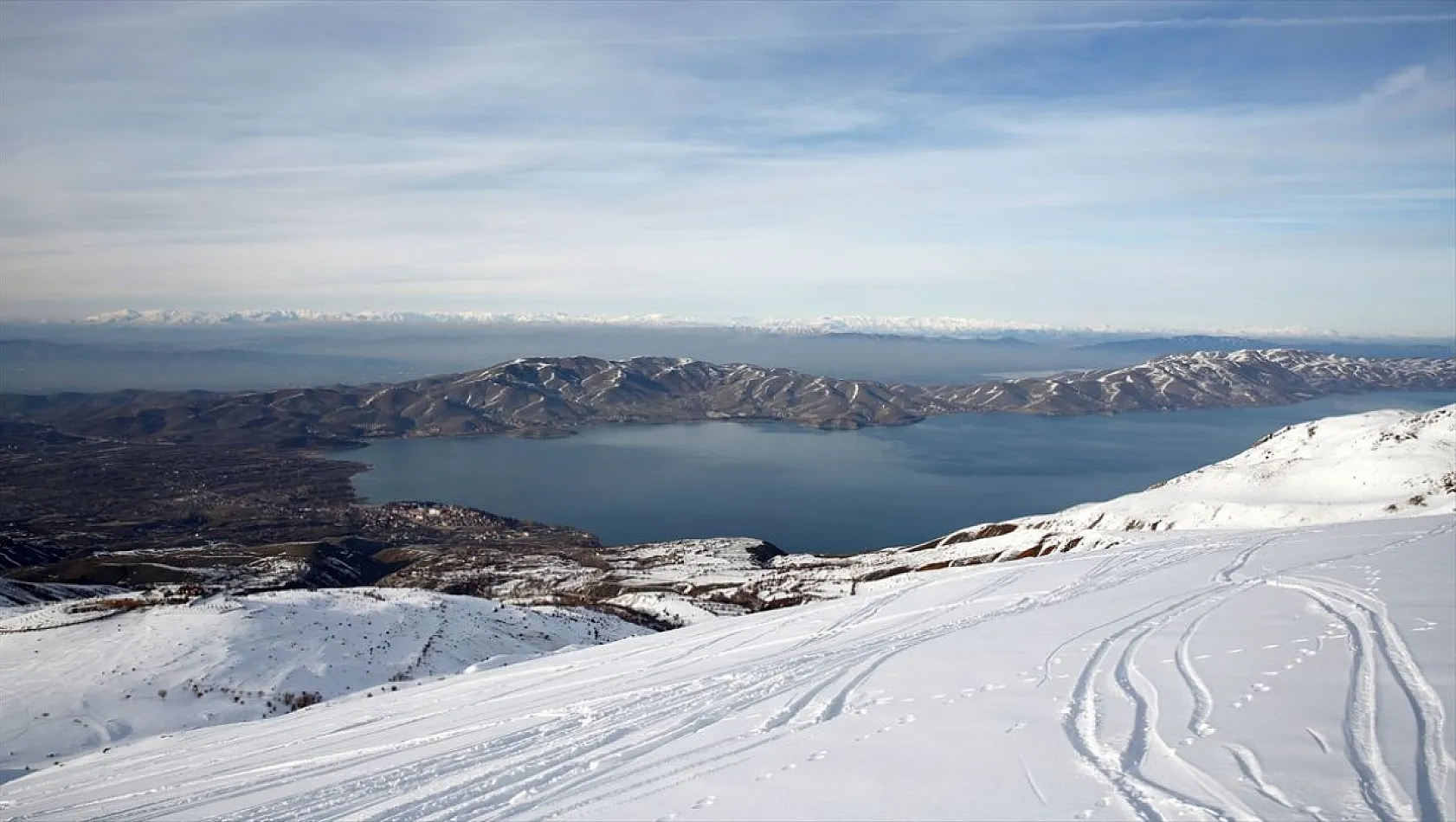 Doğal güzelliğiyle Elazığ Hazar Gölü