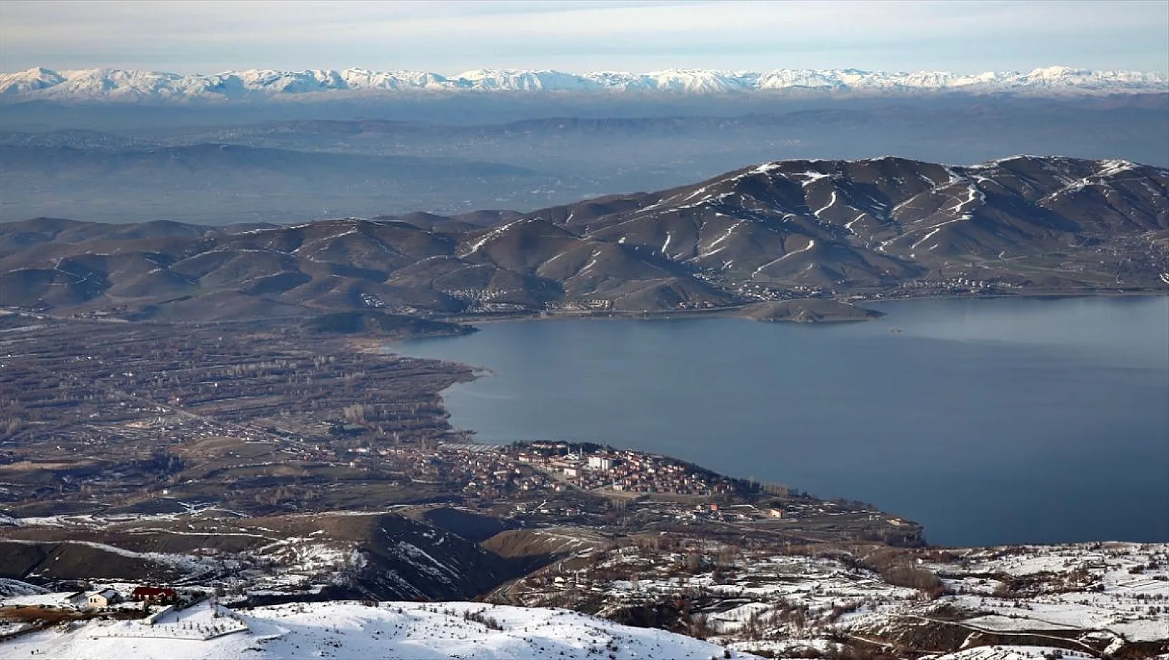 Doğal güzelliğiyle Elazığ Hazar Gölü