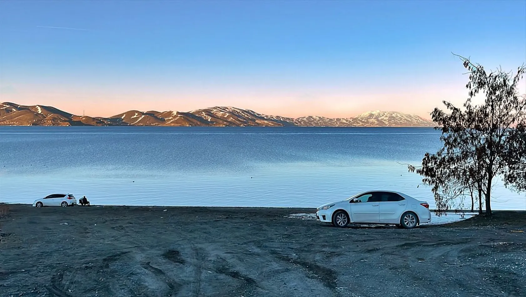 Doğal güzelliğiyle Elazığ Hazar Gölü