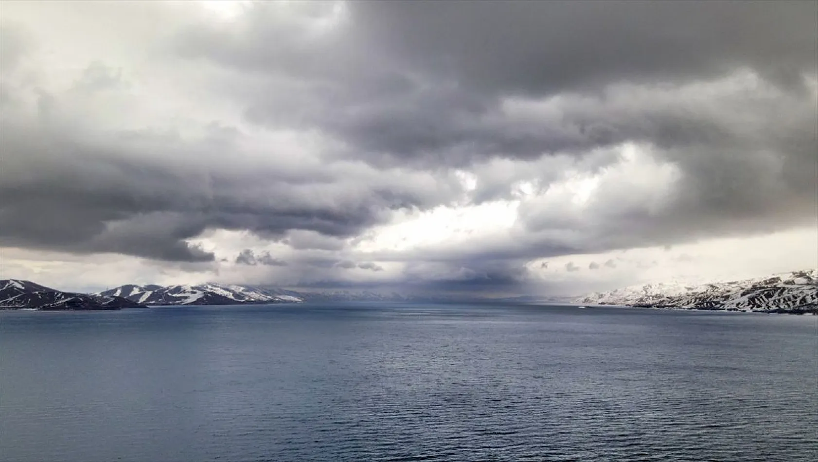 Doğal güzelliğiyle Elazığ Hazar Gölü