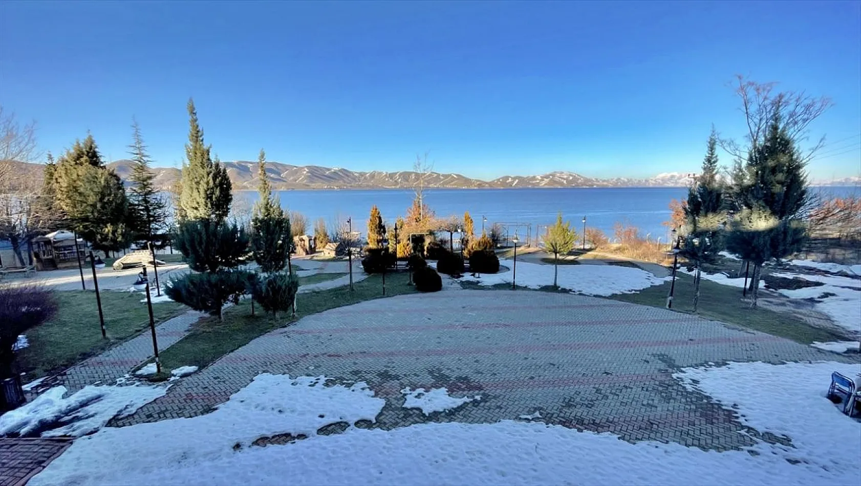 Doğal güzelliğiyle Elazığ Hazar Gölü