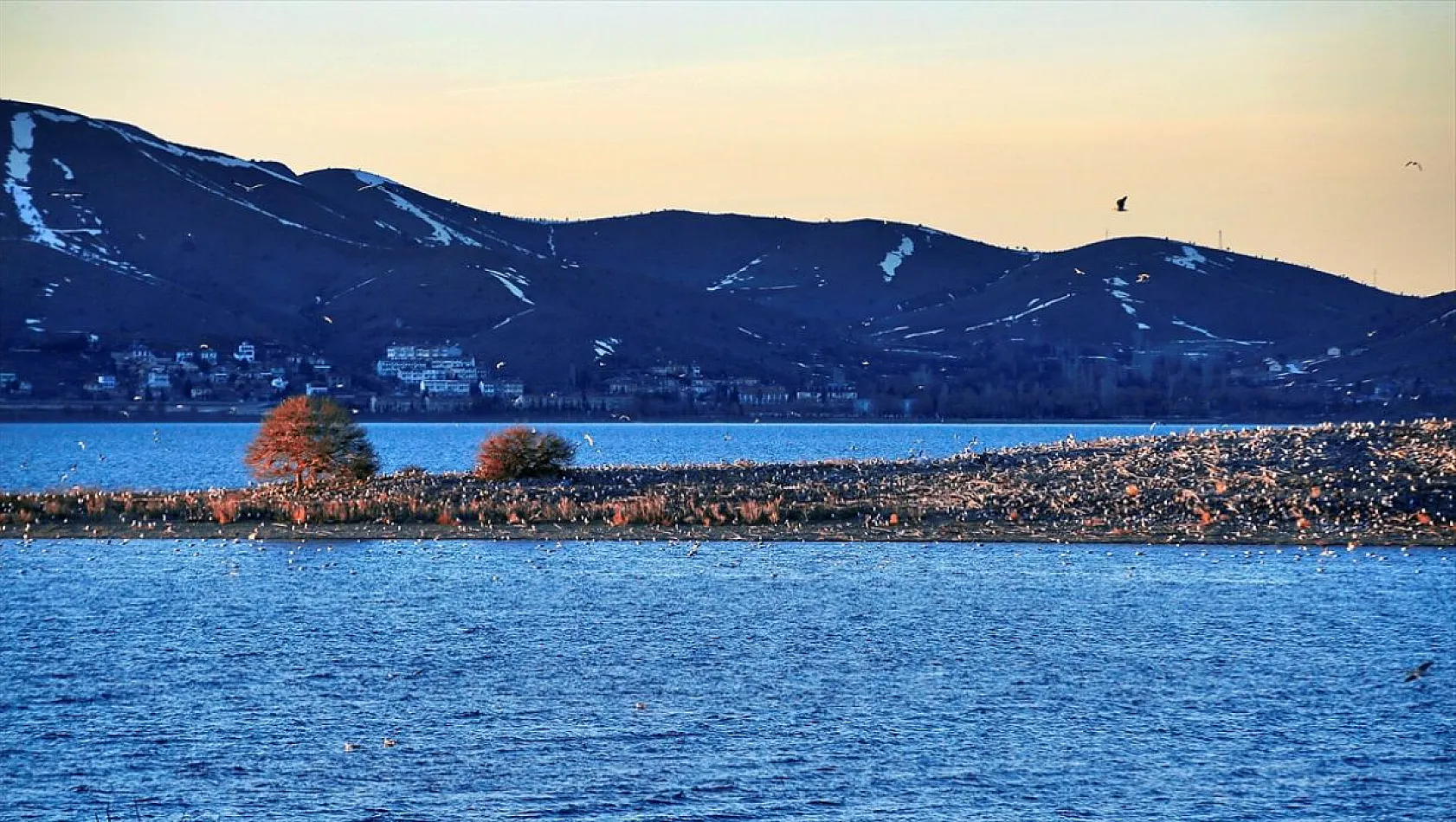 Doğal güzelliğiyle Elazığ Hazar Gölü
