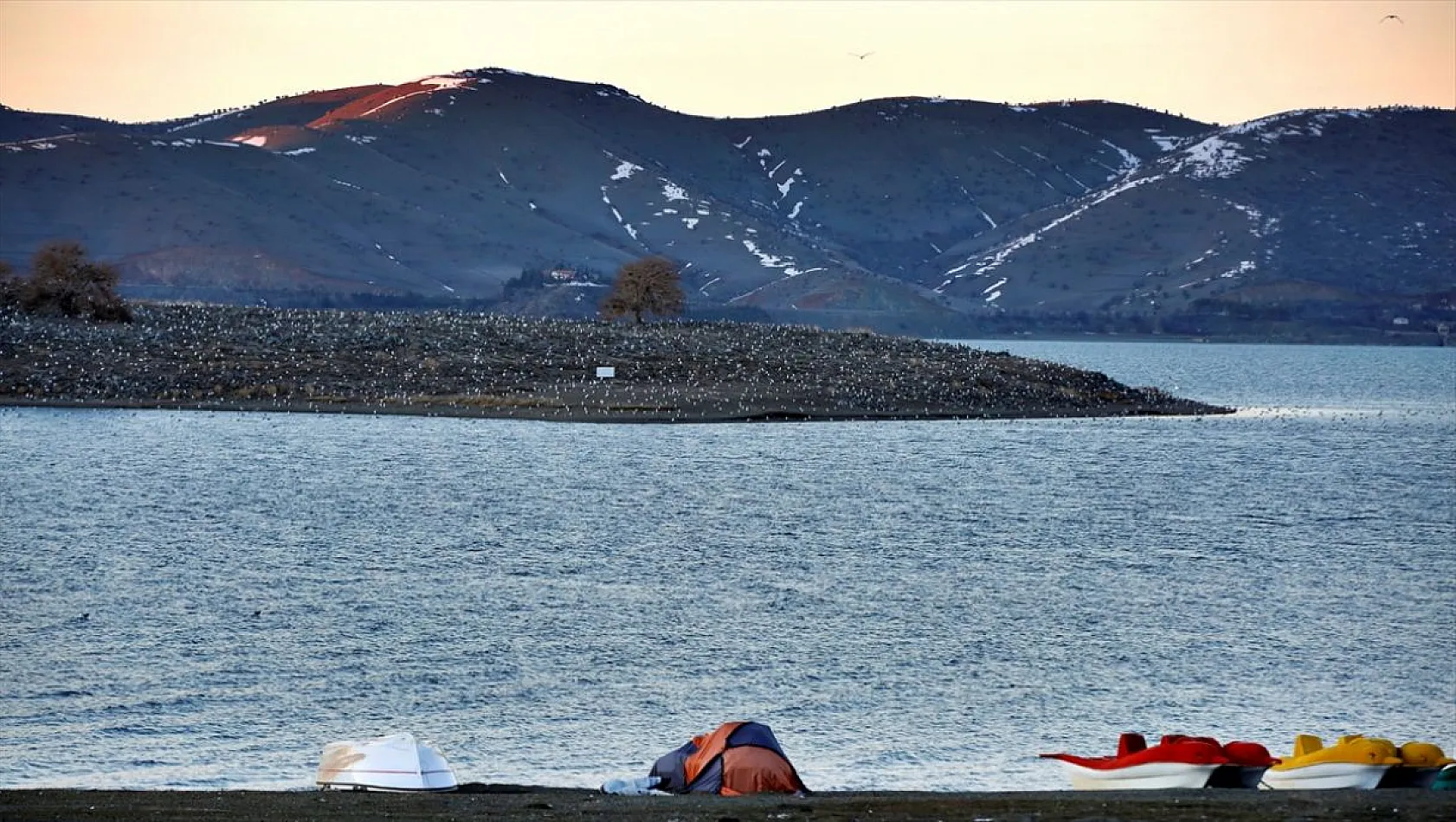 Doğal güzelliğiyle Elazığ Hazar Gölü