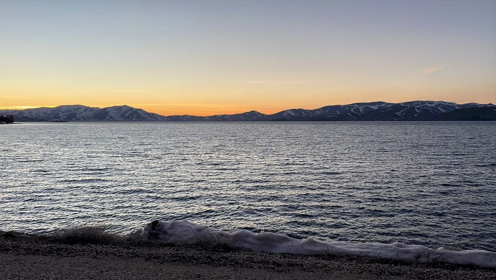 Doğal güzelliğiyle Elazığ Hazar Gölü