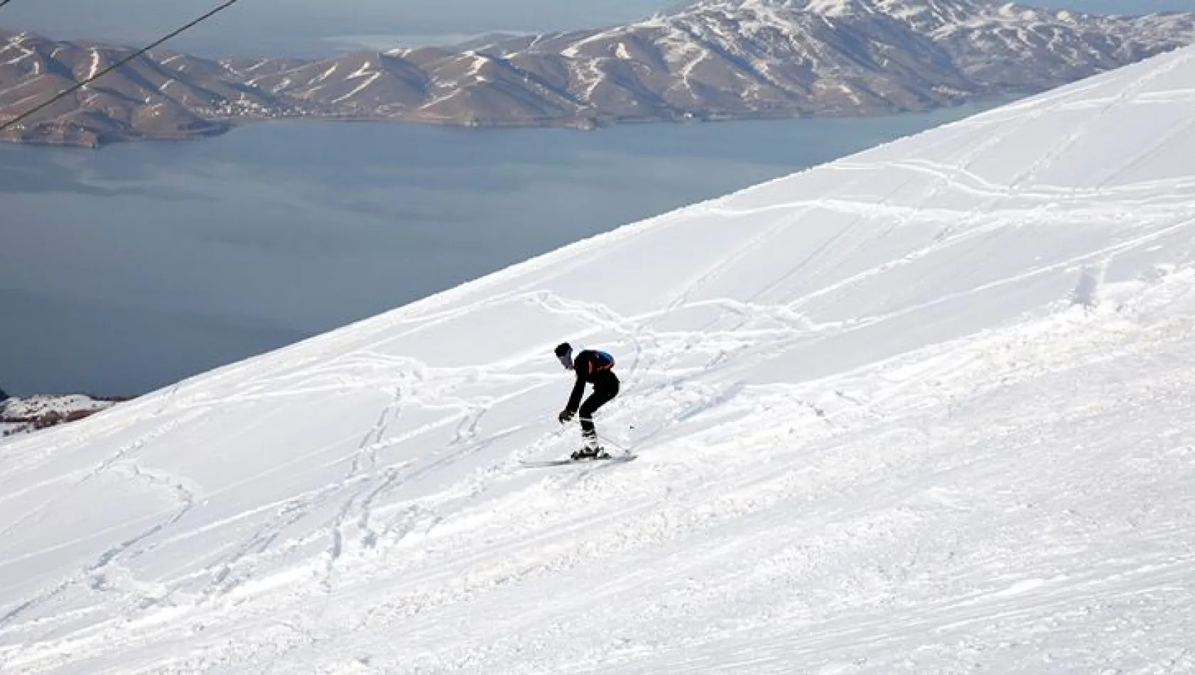 Göl manzaralı kayak merkezinde kar bereketi