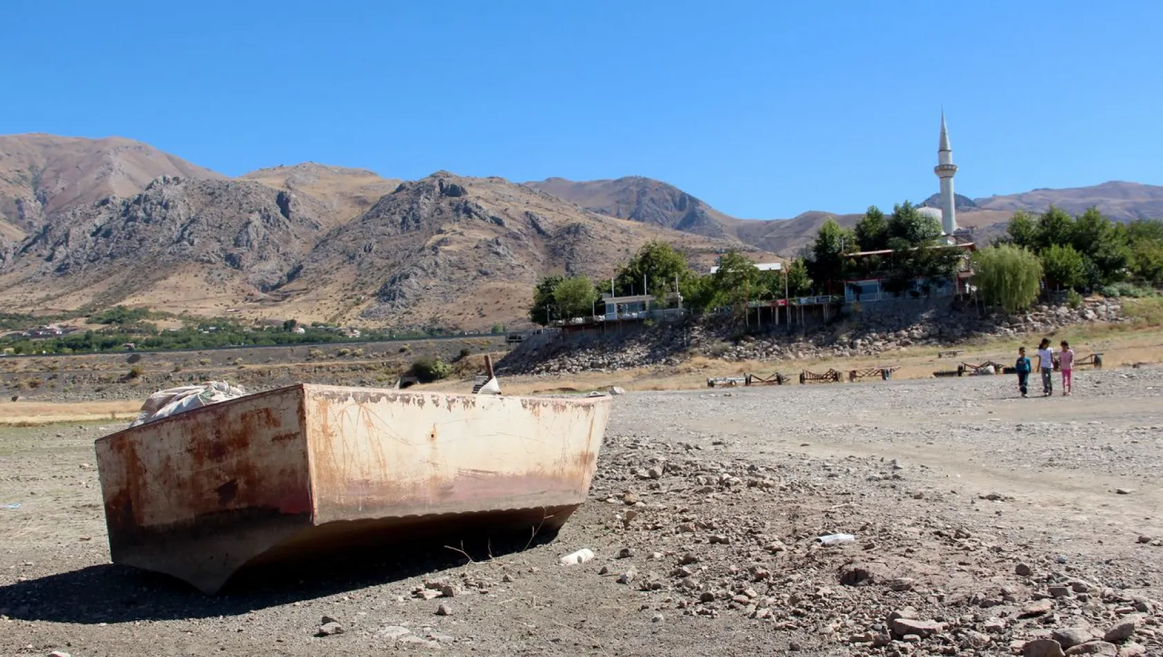 Aşağı İçme köyü şimdi kuraklıkla boğuşuyor