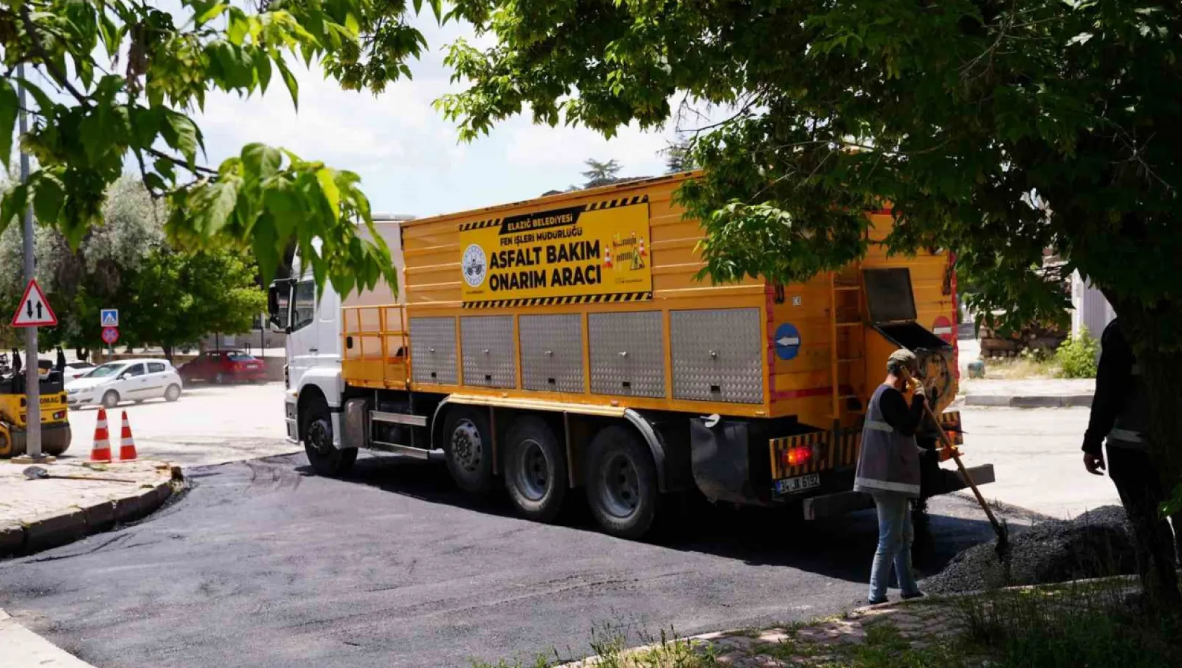 Şehrin dört bir yanında yollar onarılıyor