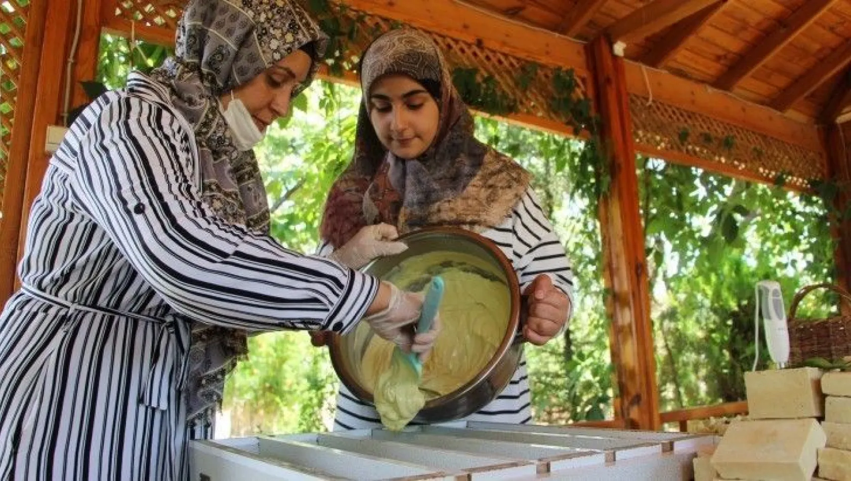 Ev hanımı yaptı, bahçe değil üretim merkezi