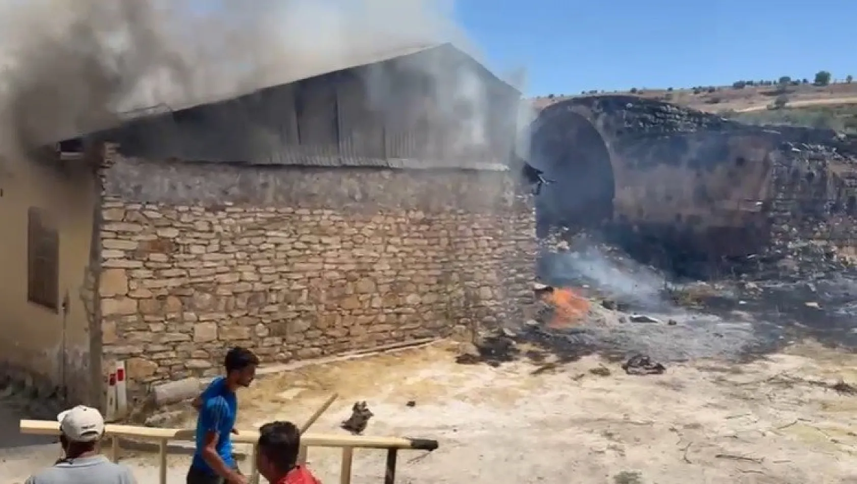 Elazığ'da 750 yıllık kervansaray alevlere teslim oldu