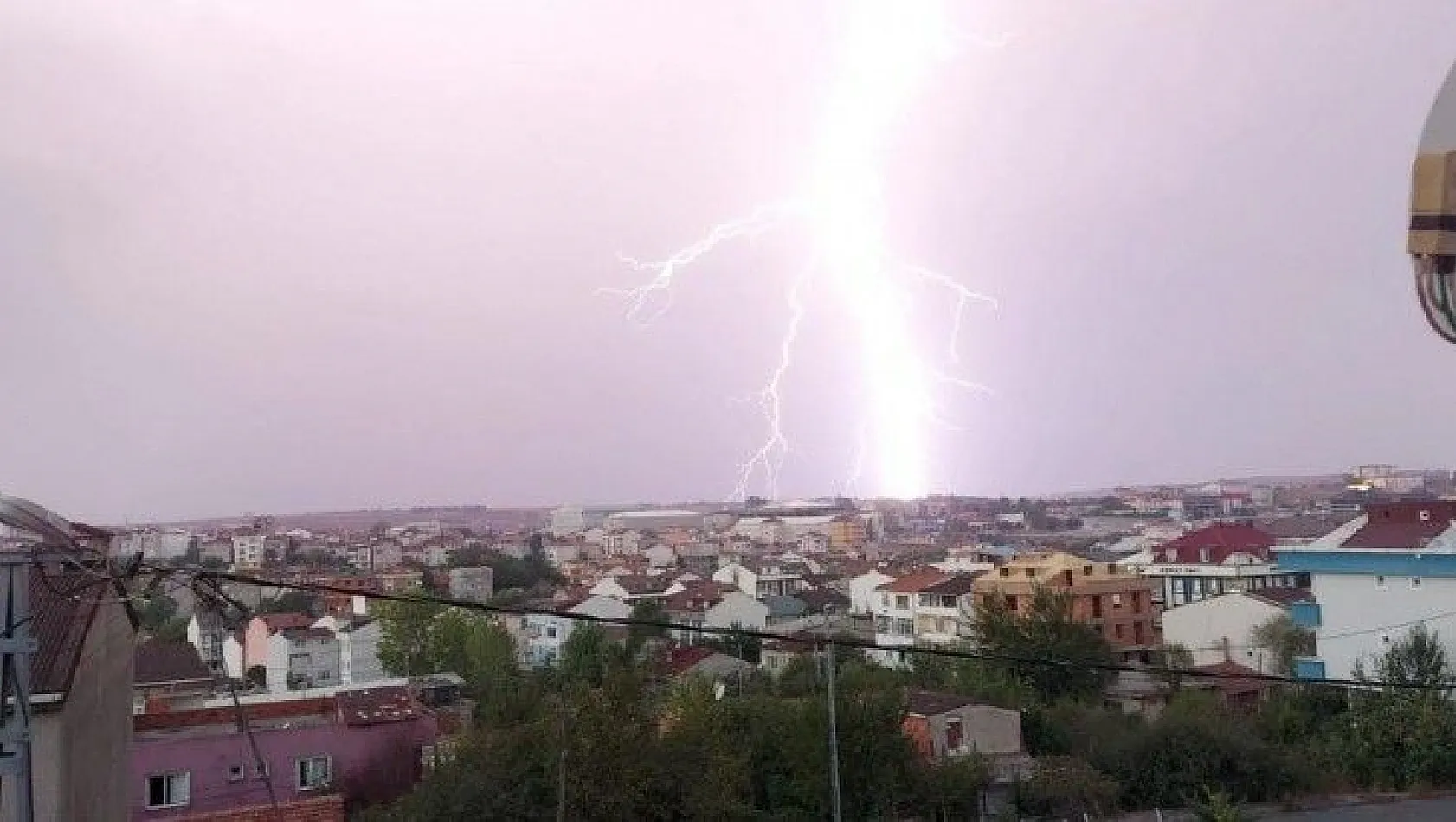 İstanbul'da fırtına dolu! Çatılar uçtu ağaçlar devrildi