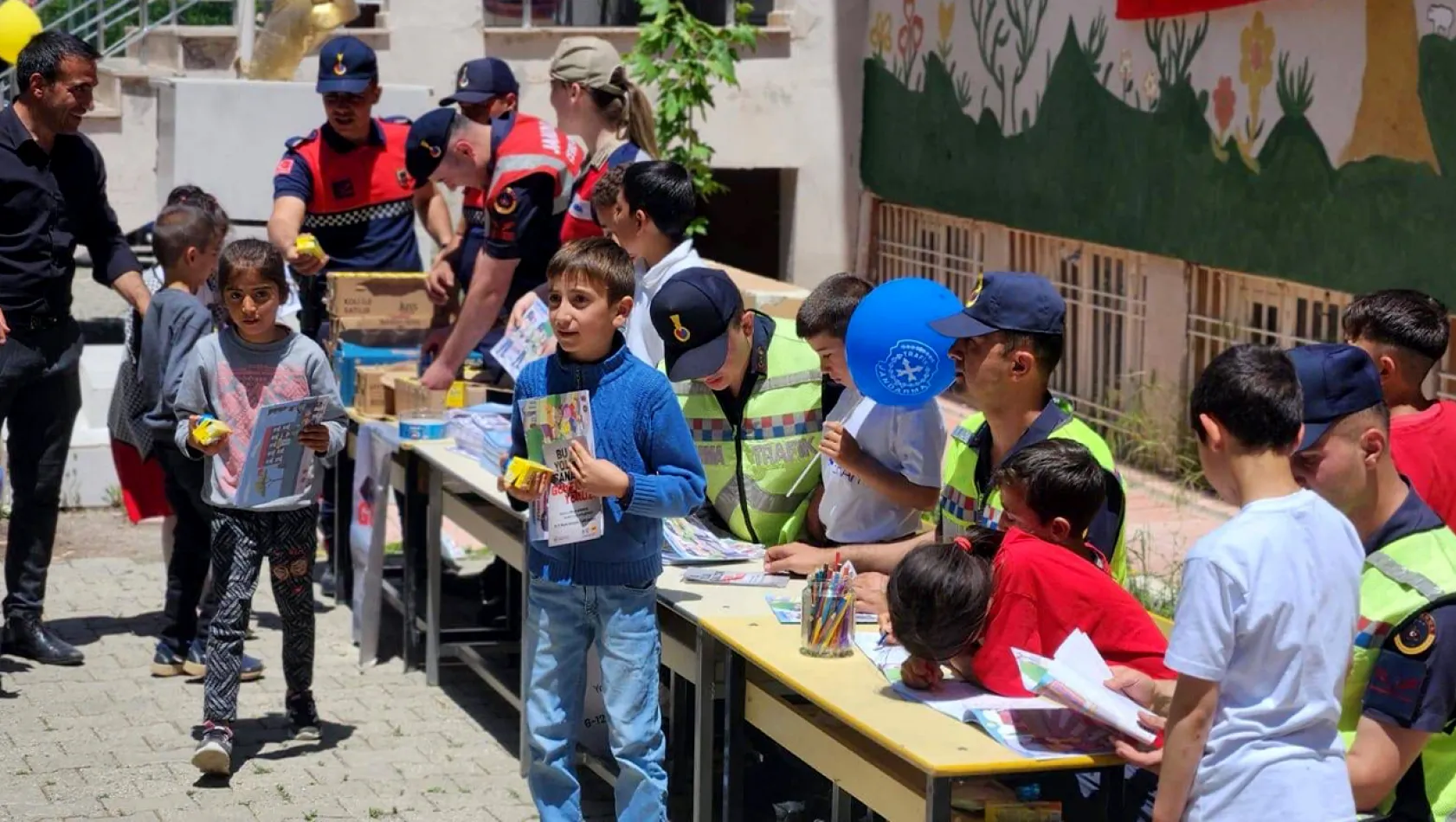 Jandarma'dan çocuklara trafik eğitimi