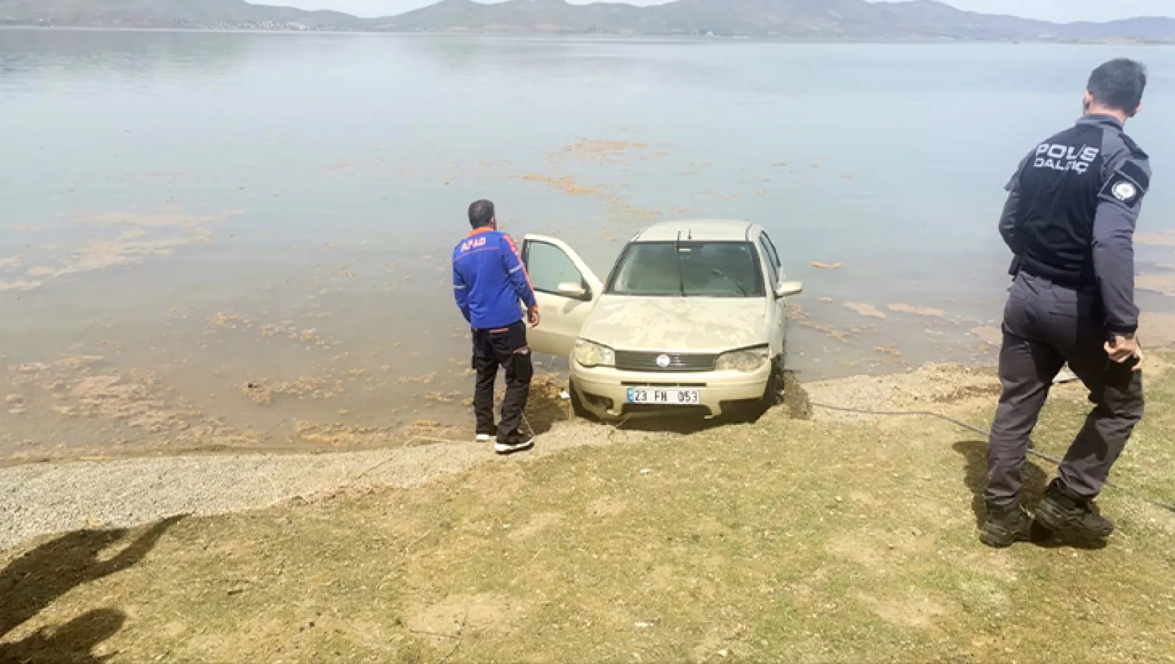 Kontrolden çıkan otomobil Hazar Gölü'ne düştü