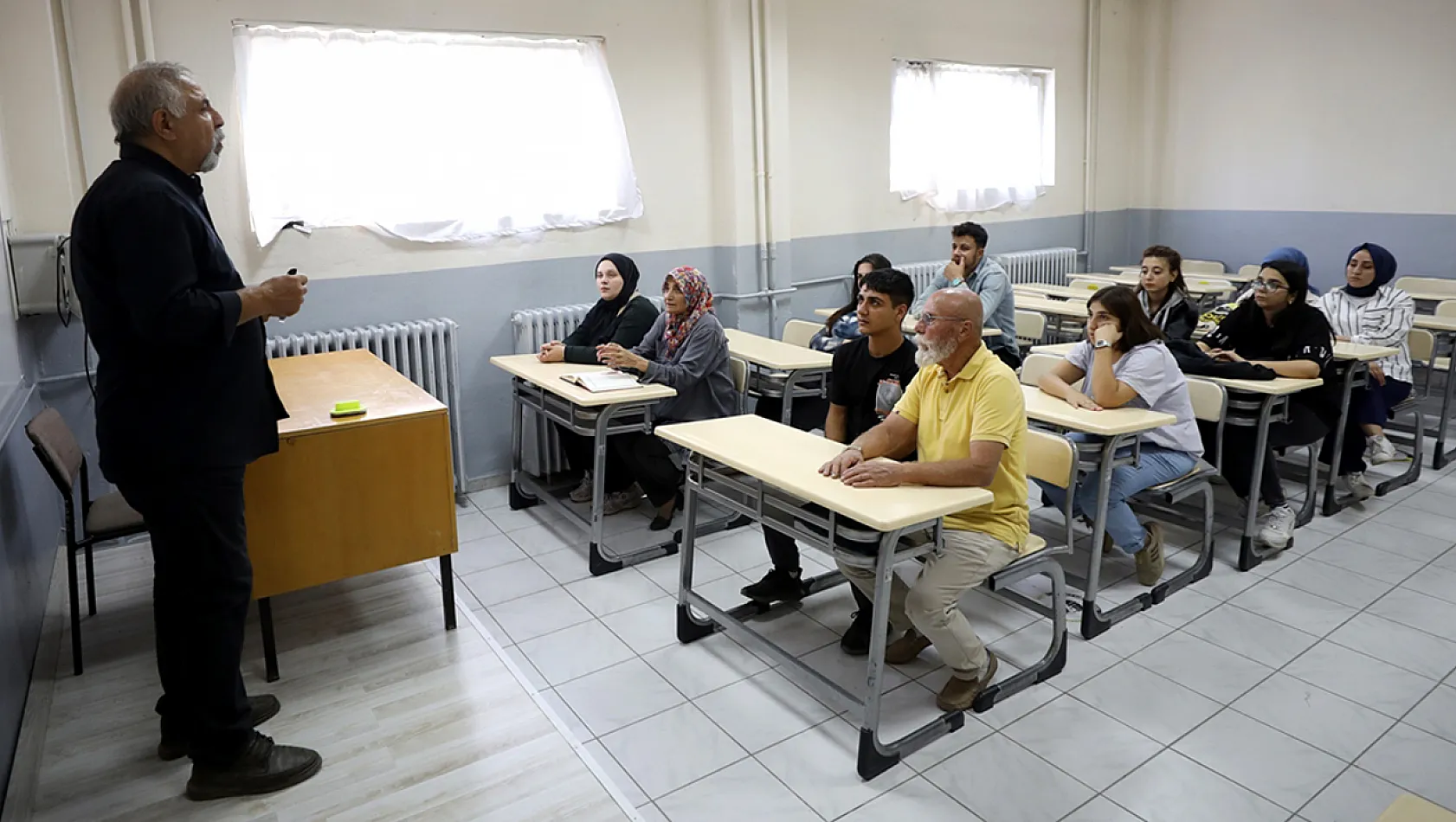 Torunlarıyla akran gençlerle sıra arkadaşı oldular