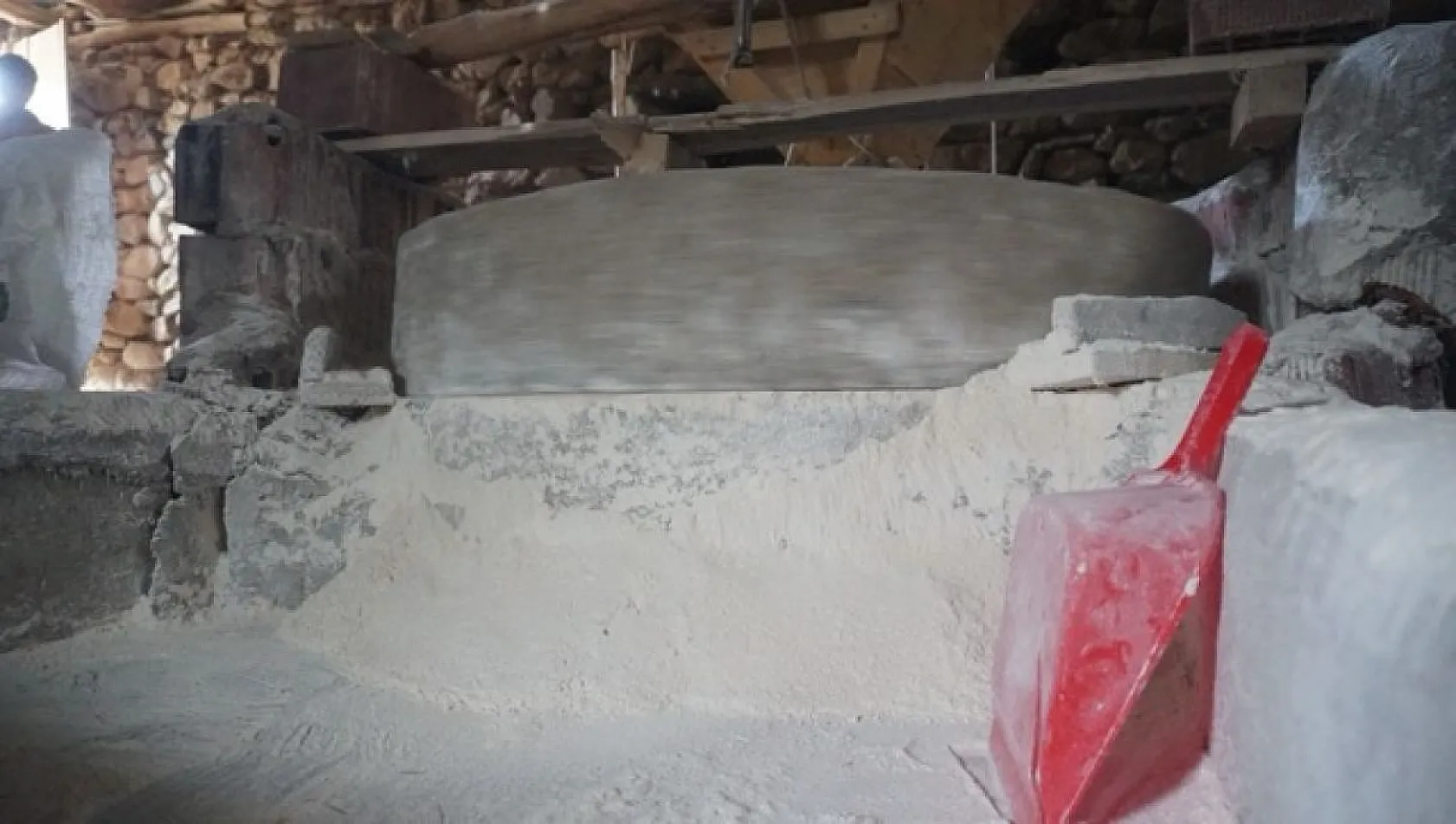 Asırlık değirmenin mirasını sürdürüyor