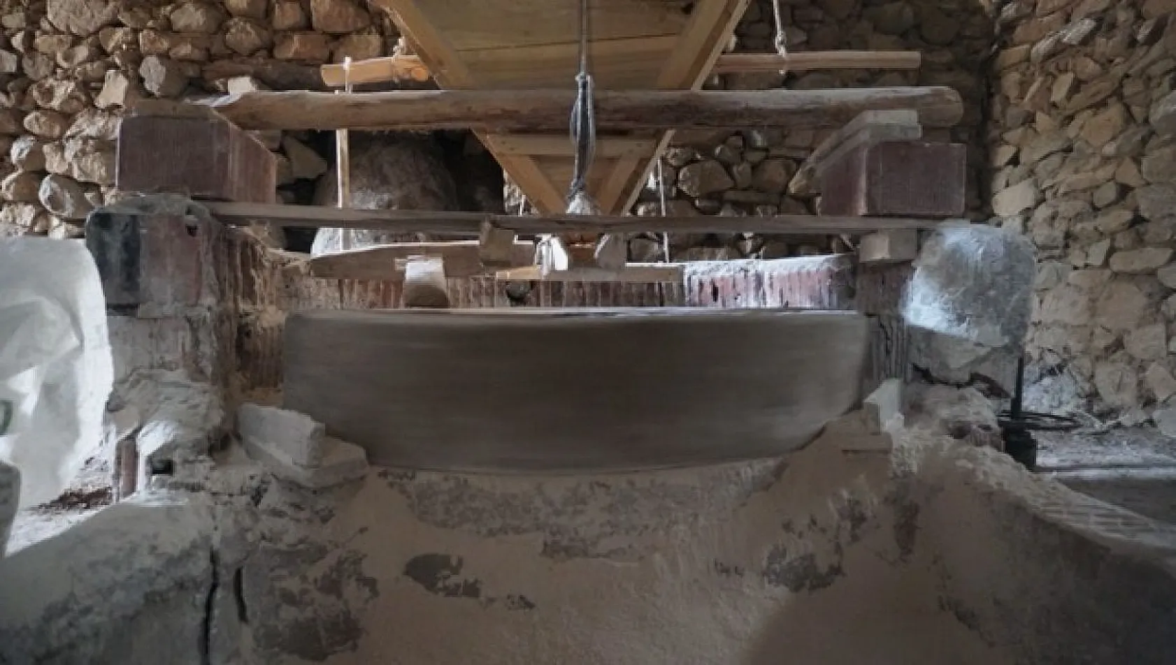 Asırlık değirmenin mirasını sürdürüyor