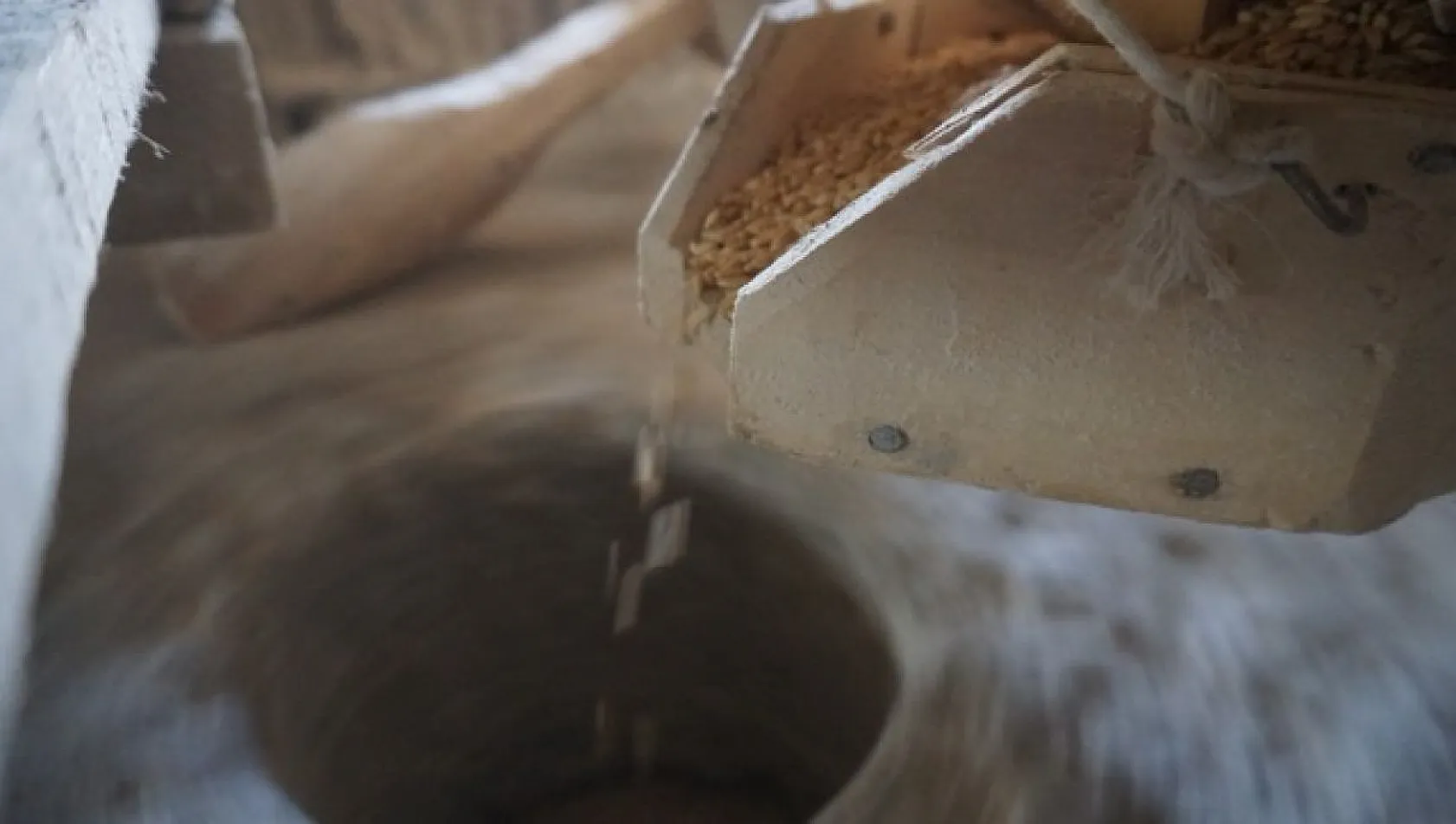 Asırlık değirmenin mirasını sürdürüyor