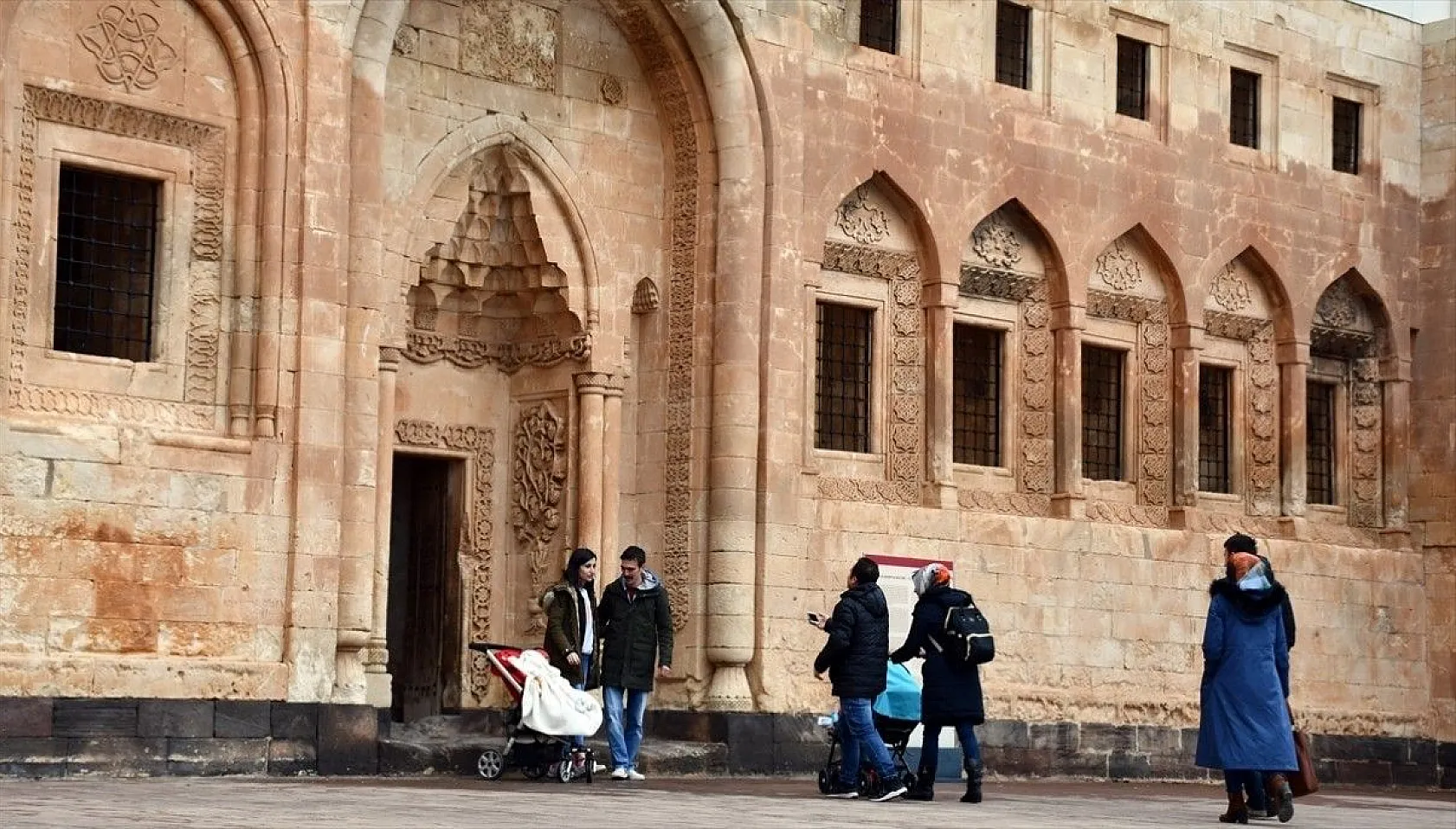 İshak Paşa Sarayı ziyaretçi akınına uğruyor